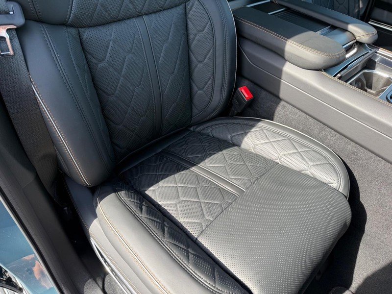 Jeep Grand Wagoneer Vehicle Full-screen Gallery Image 18