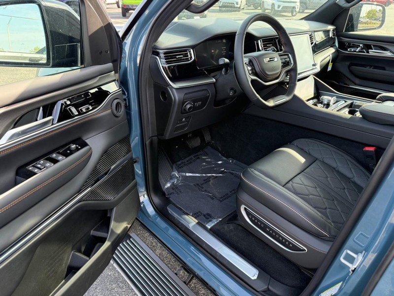 Jeep Grand Wagoneer Vehicle Full-screen Gallery Image 19