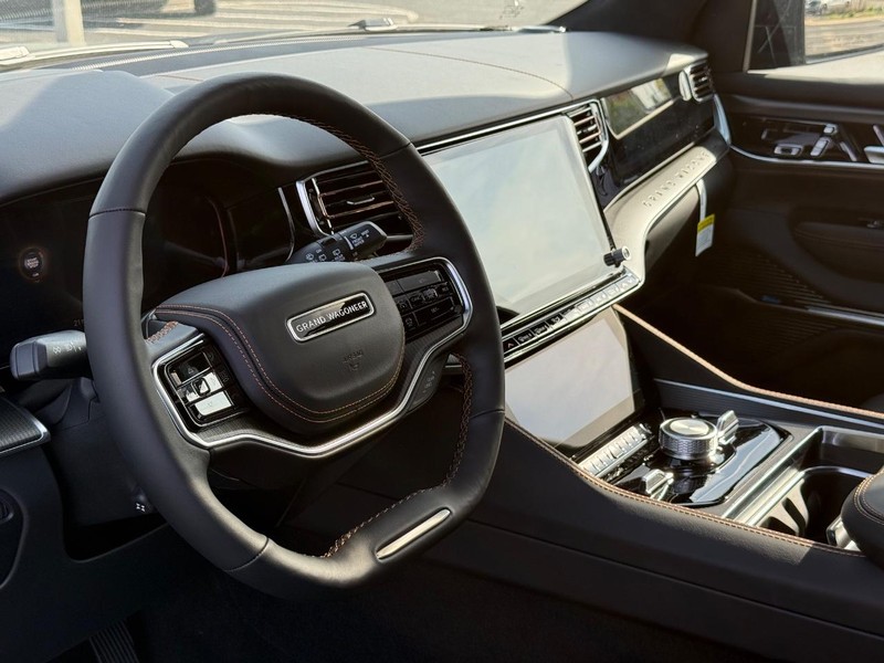 Jeep Grand Wagoneer Vehicle Full-screen Gallery Image 21