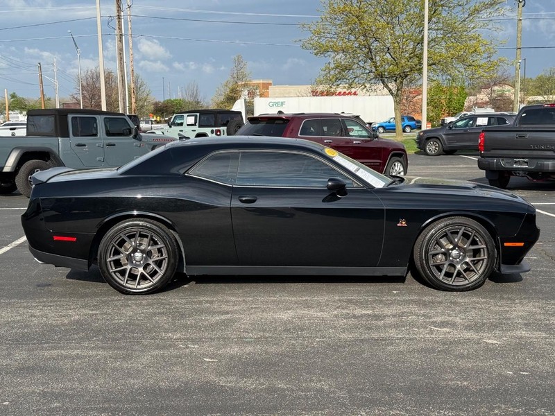 Dodge Challenger Vehicle Full-screen Gallery Image 2