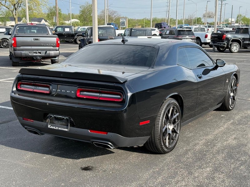 Dodge Challenger Vehicle Full-screen Gallery Image 3