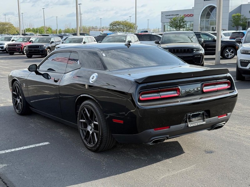 Dodge Challenger Vehicle Full-screen Gallery Image 5