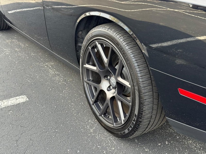 Dodge Challenger Vehicle Full-screen Gallery Image 6