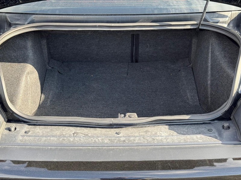 Dodge Challenger Vehicle Full-screen Gallery Image 7