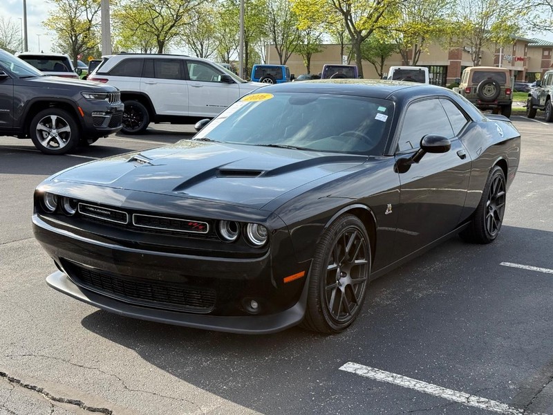 Dodge Challenger Vehicle Full-screen Gallery Image 8