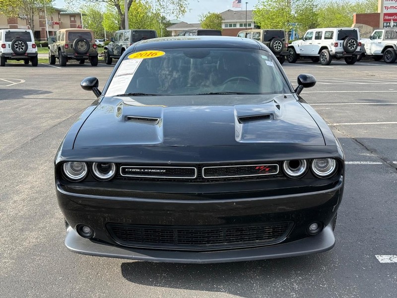 Dodge Challenger Vehicle Full-screen Gallery Image 9