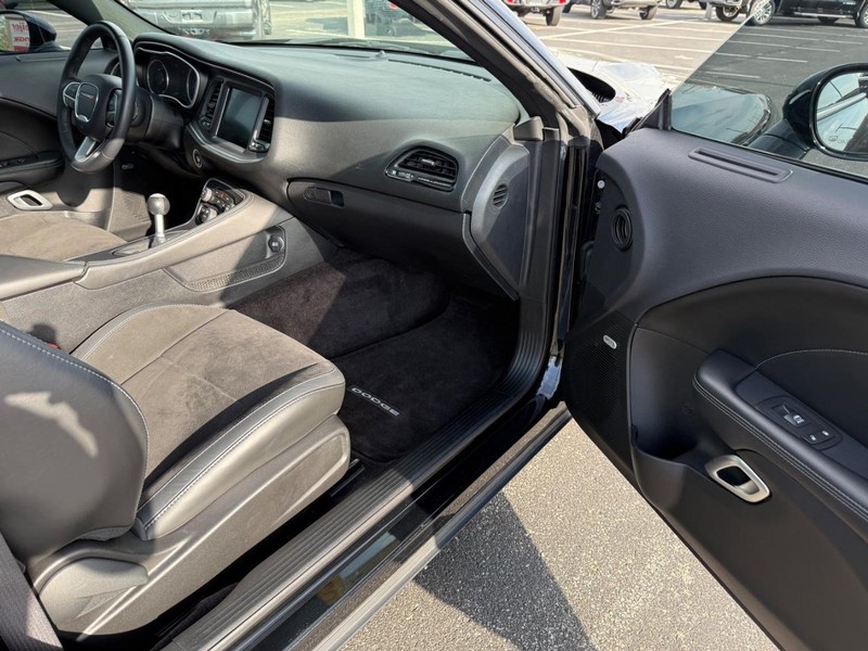 Dodge Challenger Vehicle Full-screen Gallery Image 10