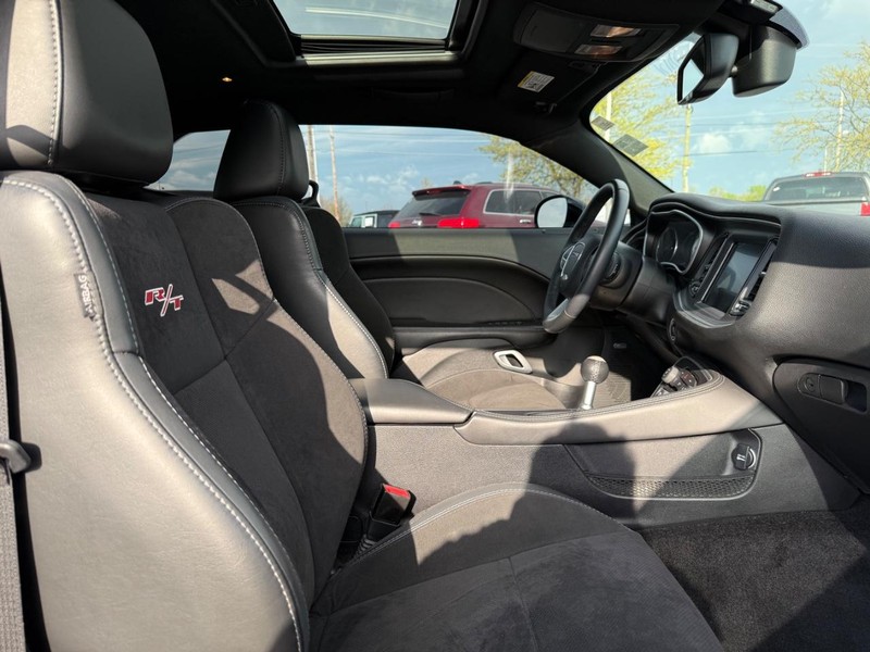 Dodge Challenger Vehicle Full-screen Gallery Image 11