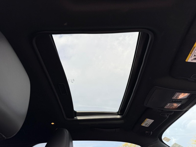 Dodge Challenger Vehicle Full-screen Gallery Image 14