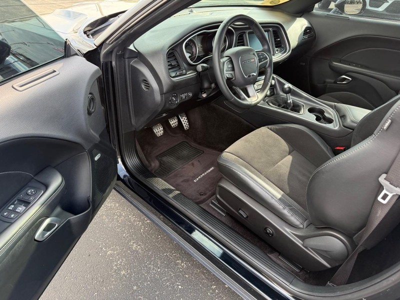 Dodge Challenger Vehicle Full-screen Gallery Image 15