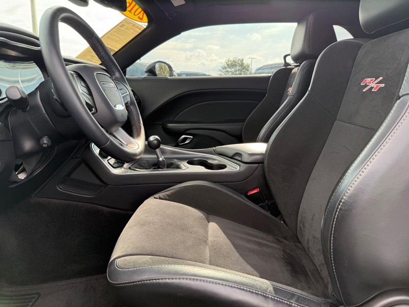 Dodge Challenger Vehicle Full-screen Gallery Image 16