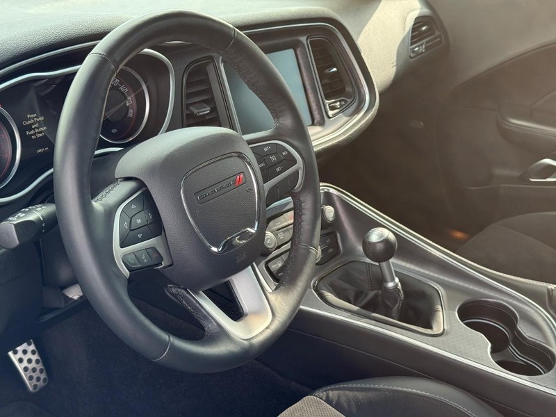 Dodge Challenger Vehicle Full-screen Gallery Image 17