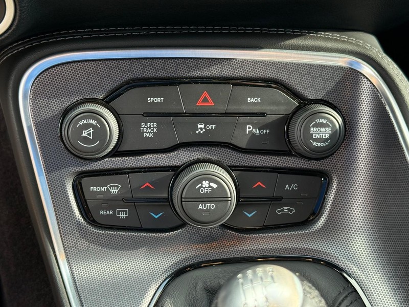 Dodge Challenger Vehicle Full-screen Gallery Image 24