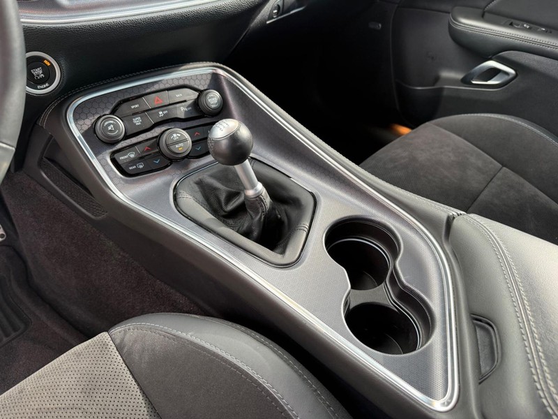 Dodge Challenger Vehicle Full-screen Gallery Image 25