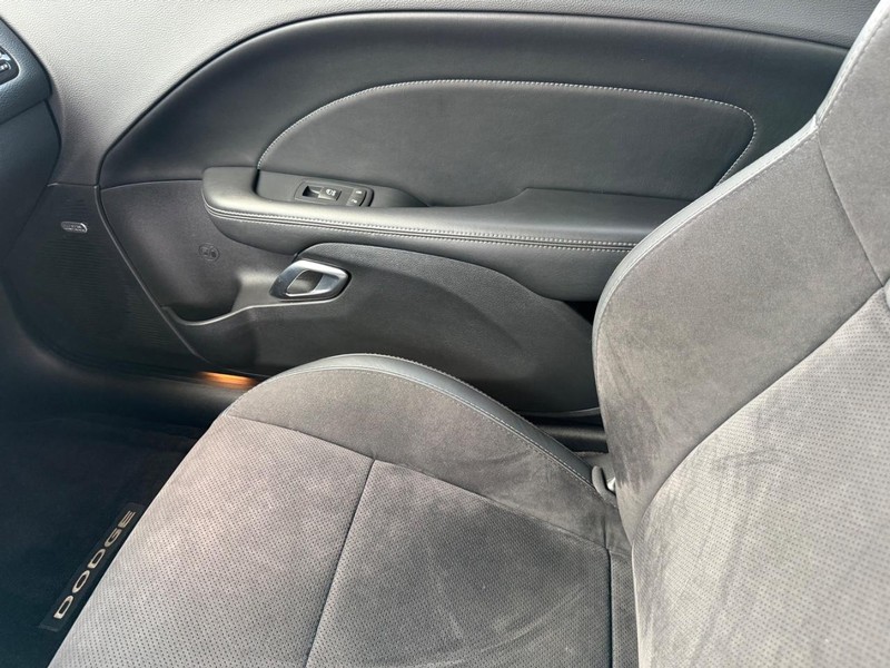 Dodge Challenger Vehicle Full-screen Gallery Image 26