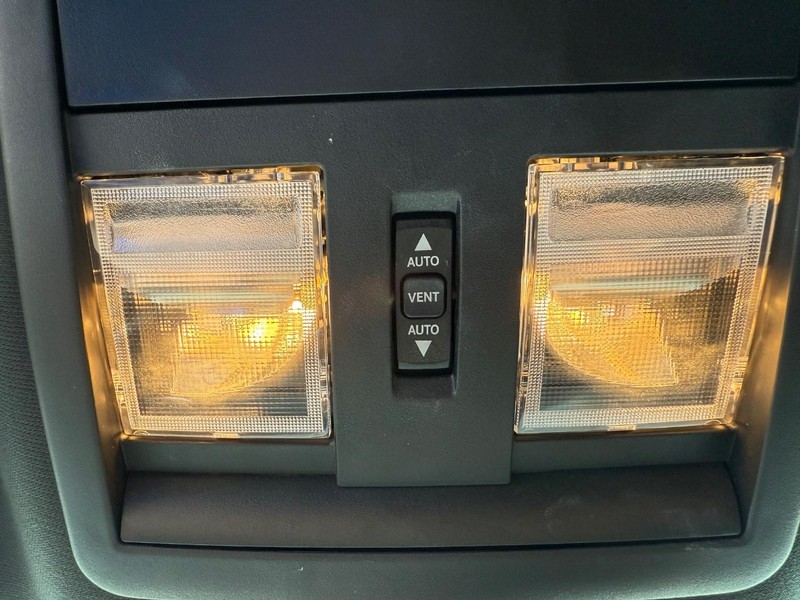 Dodge Challenger Vehicle Full-screen Gallery Image 27