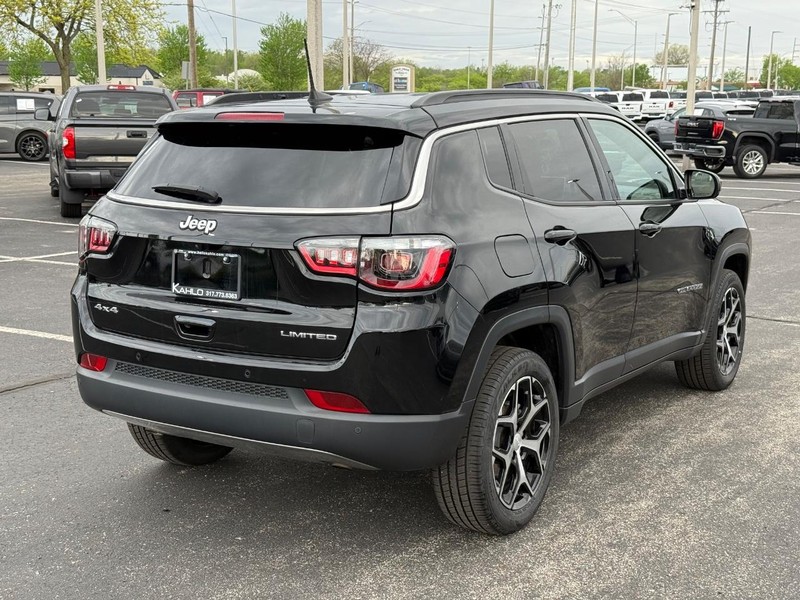 Jeep Compass Vehicle Full-screen Gallery Image 3