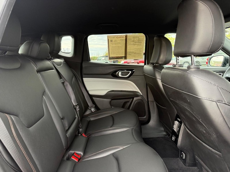 Jeep Compass Vehicle Full-screen Gallery Image 11