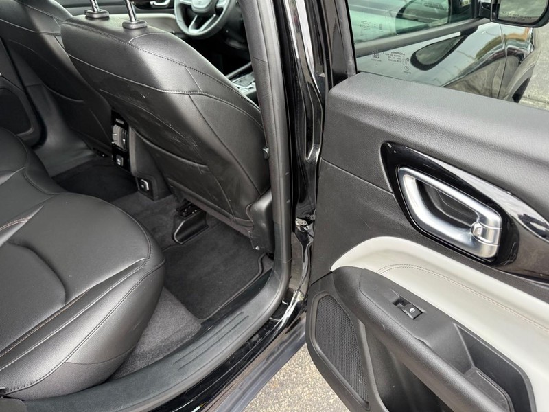 Jeep Compass Vehicle Full-screen Gallery Image 12