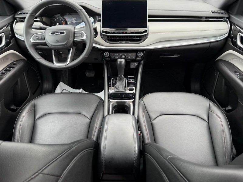 Jeep Compass Vehicle Full-screen Gallery Image 13