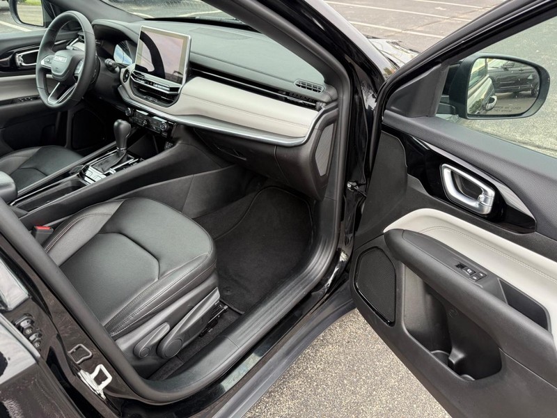 Jeep Compass Vehicle Full-screen Gallery Image 15