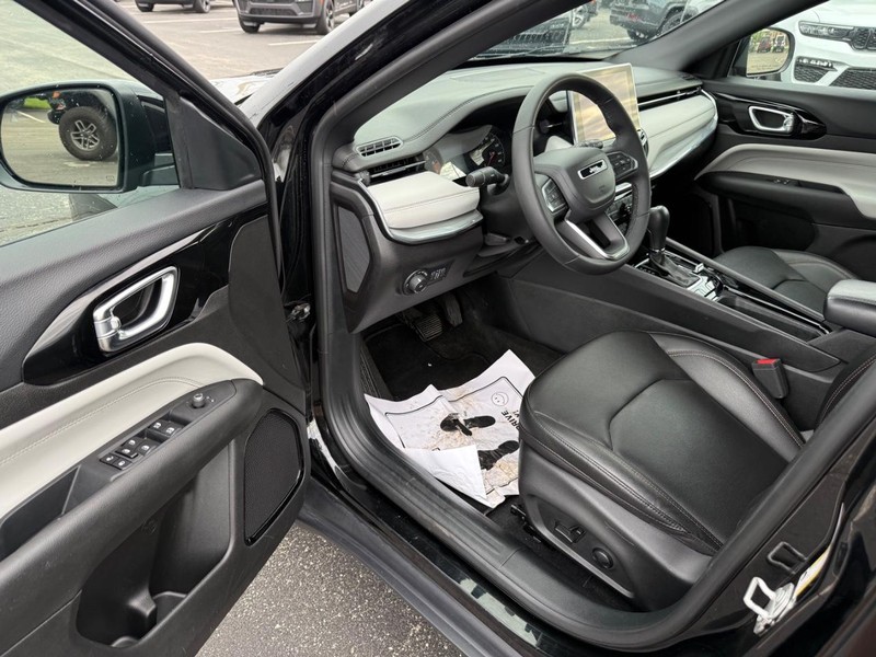 Jeep Compass Vehicle Full-screen Gallery Image 17