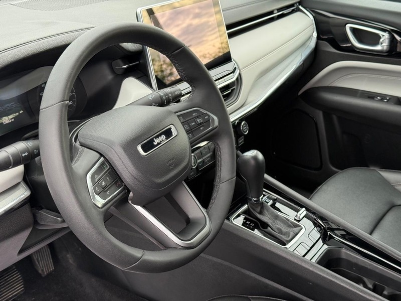 Jeep Compass Vehicle Full-screen Gallery Image 19