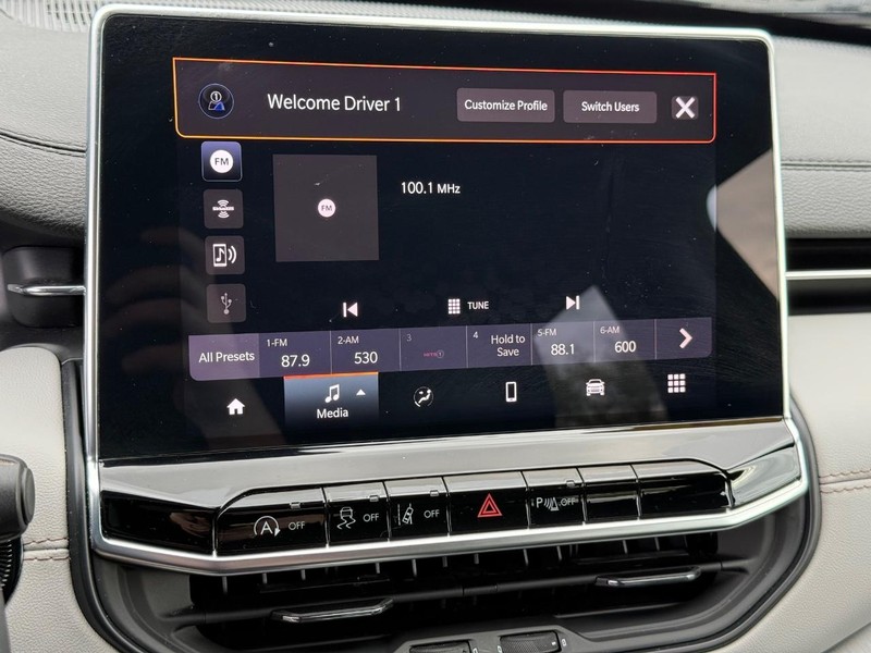 Jeep Compass Vehicle Full-screen Gallery Image 23