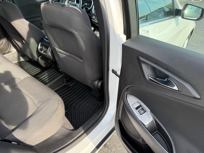Chevrolet Malibu Vehicle Full-screen Gallery Image 11