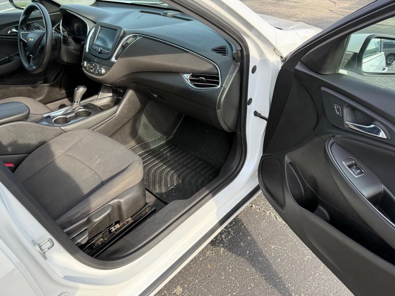 Chevrolet Malibu Vehicle Full-screen Gallery Image 14