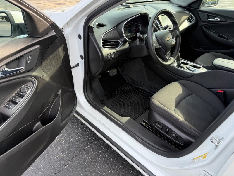 Chevrolet Malibu Vehicle Full-screen Gallery Image 16