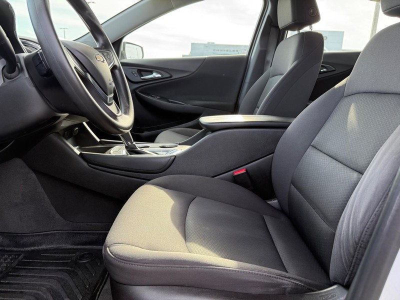Chevrolet Malibu Vehicle Full-screen Gallery Image 17