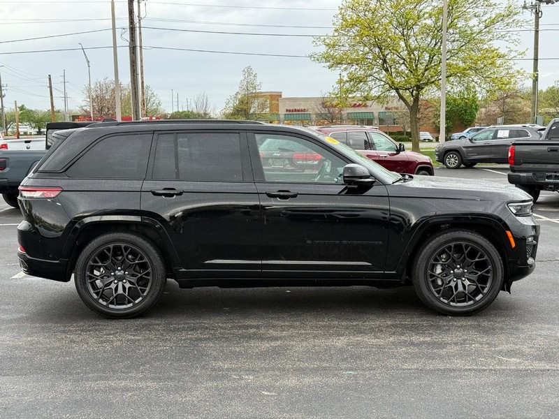 Jeep Grand Cherokee Vehicle Full-screen Gallery Image 2