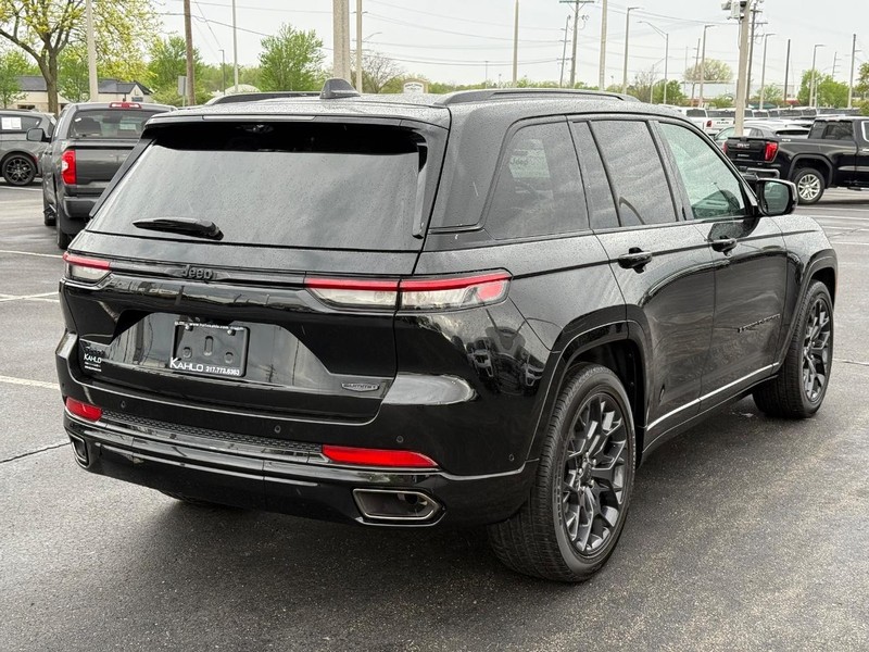 Jeep Grand Cherokee Vehicle Full-screen Gallery Image 3