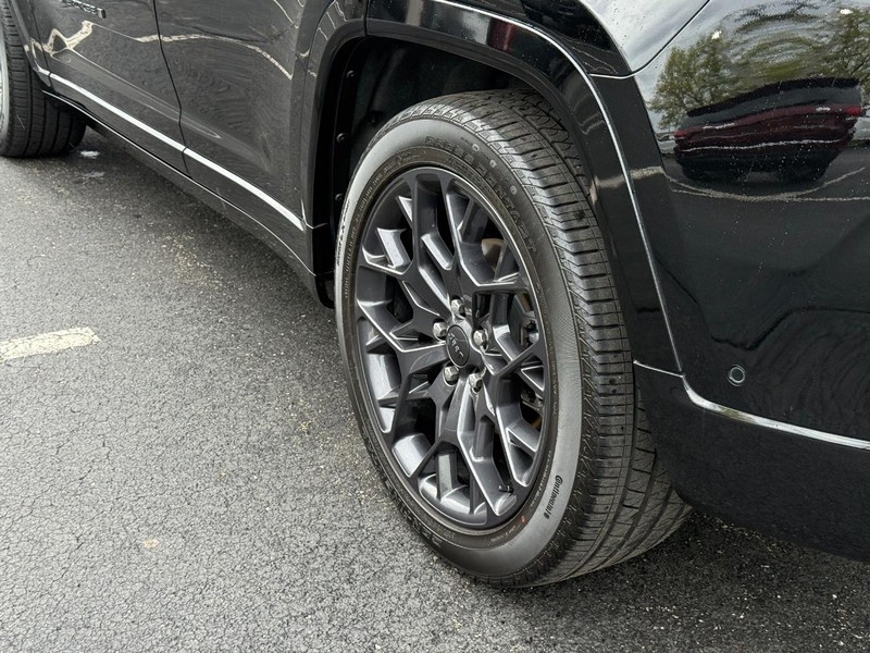 Jeep Grand Cherokee Vehicle Full-screen Gallery Image 6