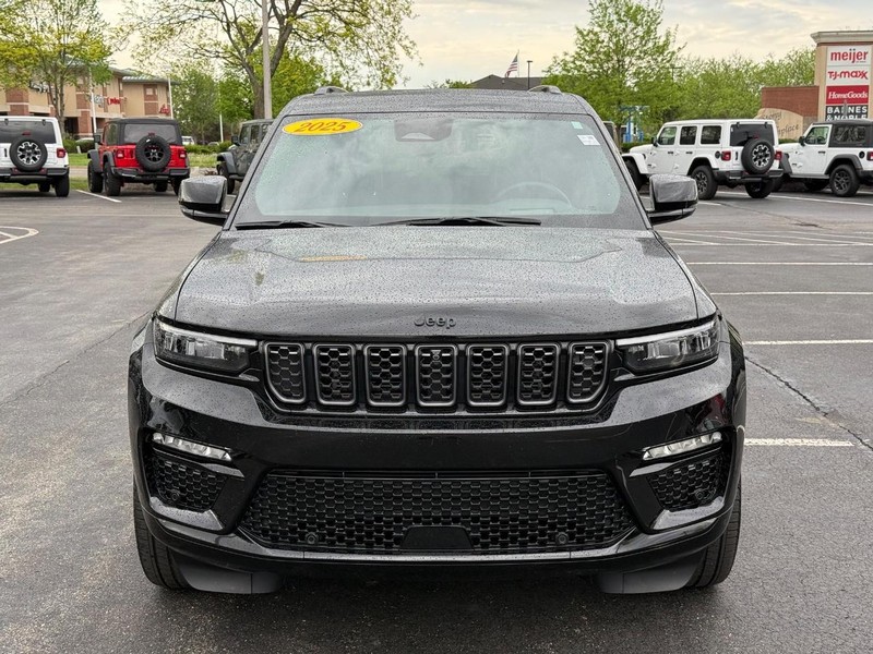 Jeep Grand Cherokee Vehicle Full-screen Gallery Image 11