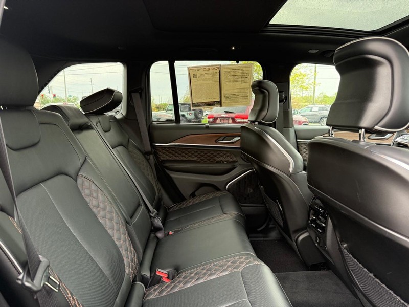 Jeep Grand Cherokee Vehicle Full-screen Gallery Image 12