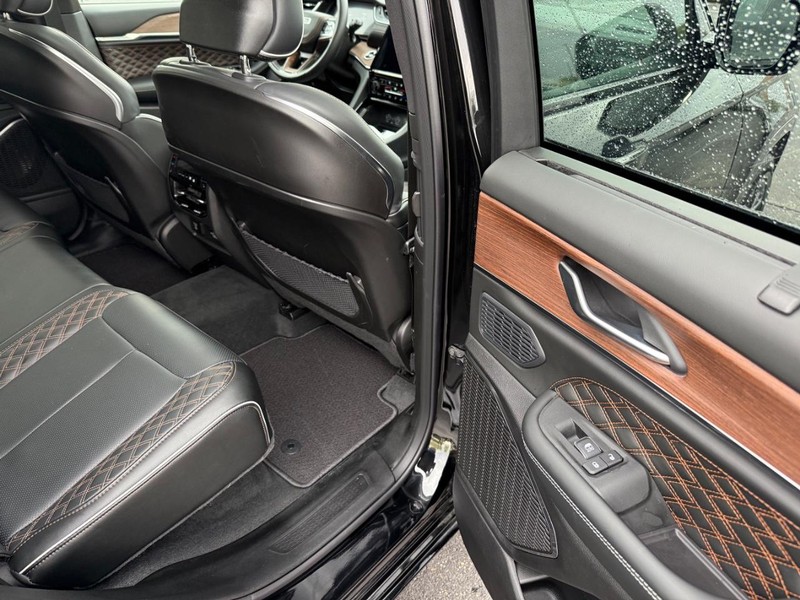 Jeep Grand Cherokee Vehicle Full-screen Gallery Image 13