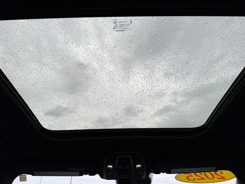 Jeep Grand Cherokee Vehicle Full-screen Gallery Image 14