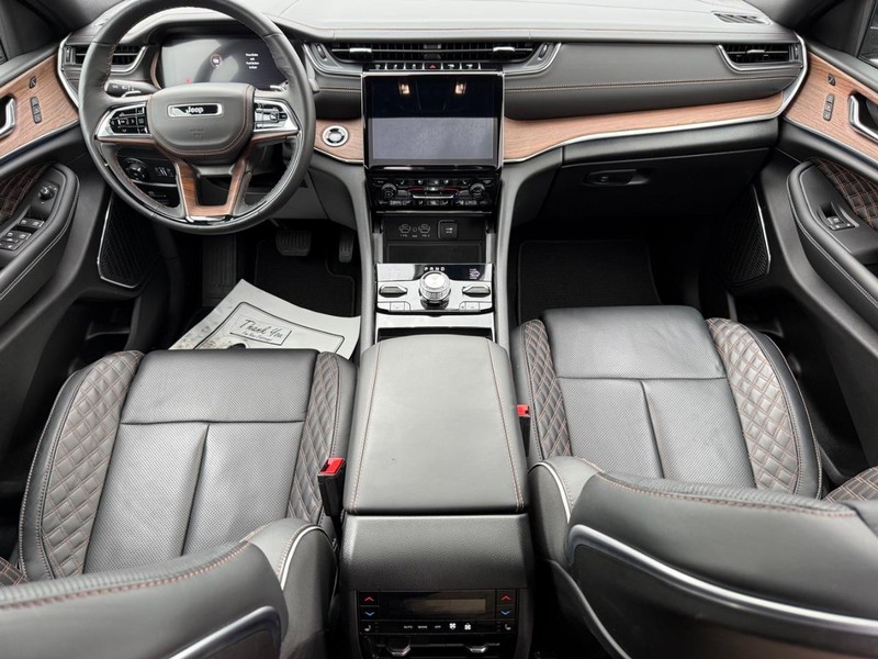 Jeep Grand Cherokee Vehicle Full-screen Gallery Image 15