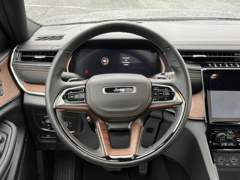 Jeep Grand Cherokee Vehicle Full-screen Gallery Image 16