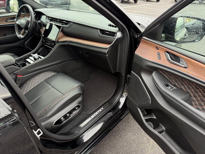 Jeep Grand Cherokee Vehicle Full-screen Gallery Image 17