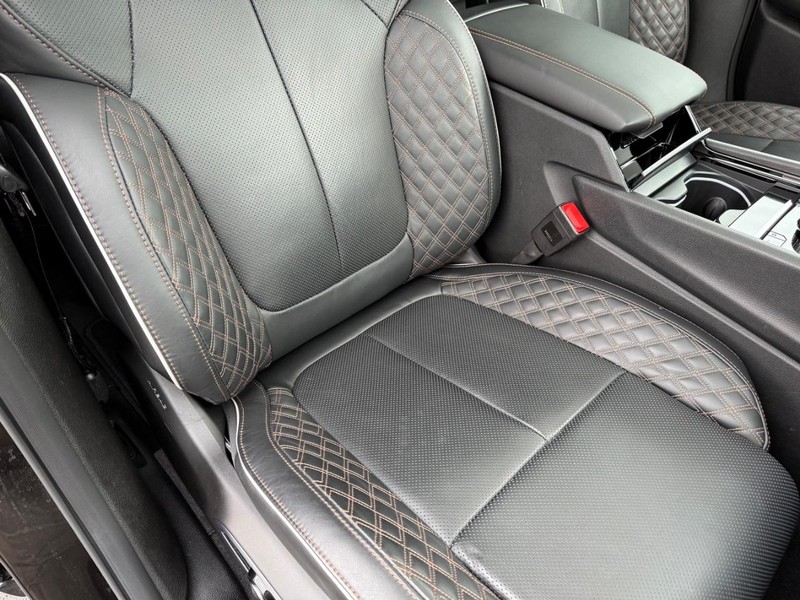 Jeep Grand Cherokee Vehicle Full-screen Gallery Image 18