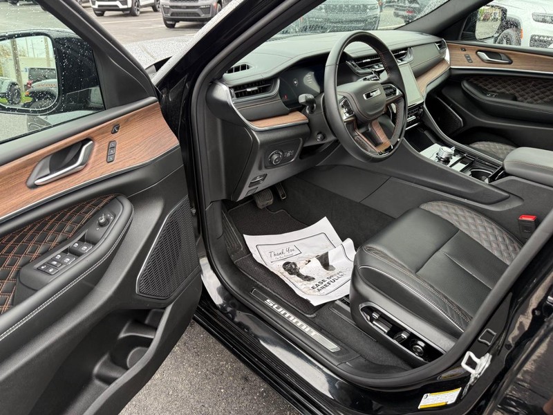 Jeep Grand Cherokee Vehicle Full-screen Gallery Image 19