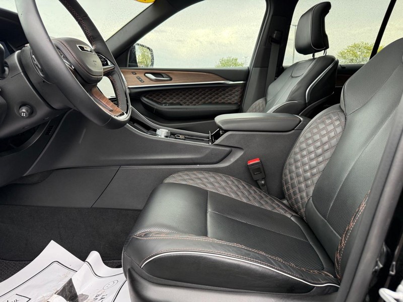 Jeep Grand Cherokee Vehicle Full-screen Gallery Image 20