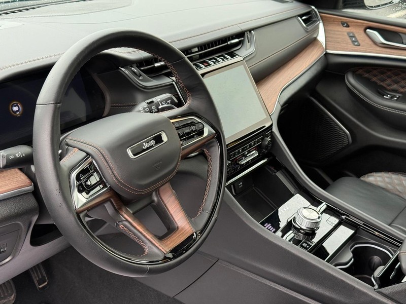 Jeep Grand Cherokee Vehicle Full-screen Gallery Image 21