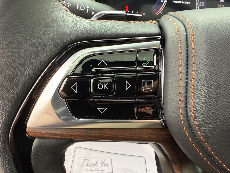 Jeep Grand Cherokee Vehicle Full-screen Gallery Image 22