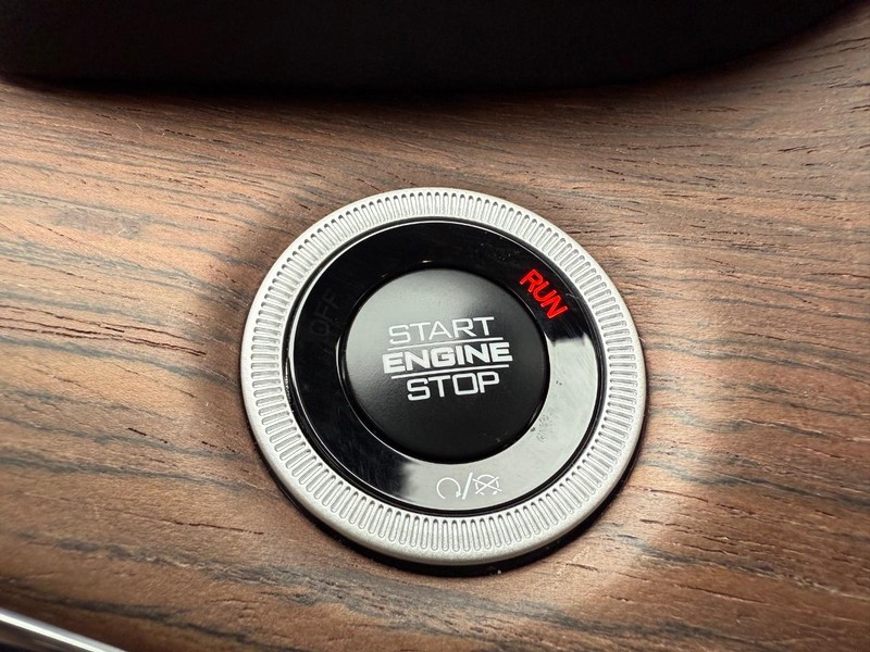 Jeep Grand Cherokee Vehicle Full-screen Gallery Image 24