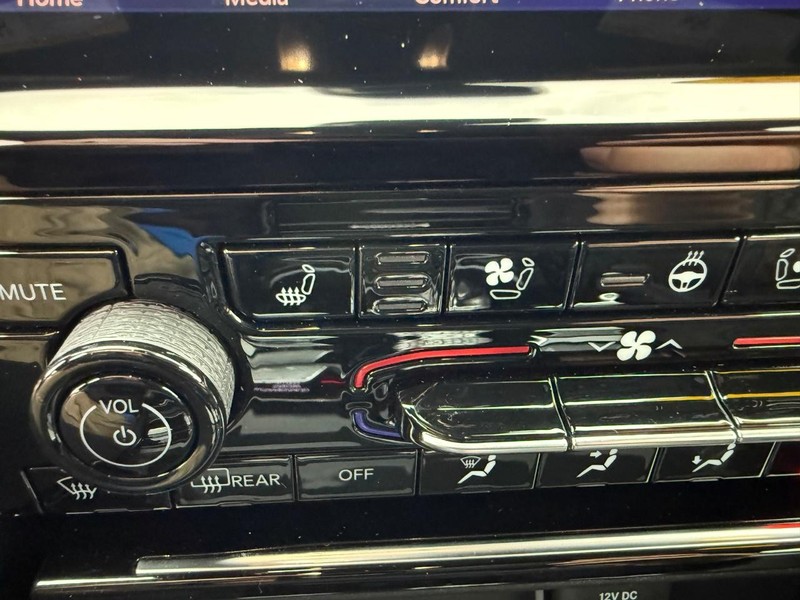 Jeep Grand Cherokee Vehicle Full-screen Gallery Image 25