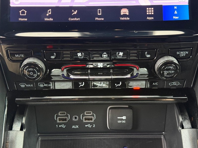 Jeep Grand Cherokee Vehicle Full-screen Gallery Image 28